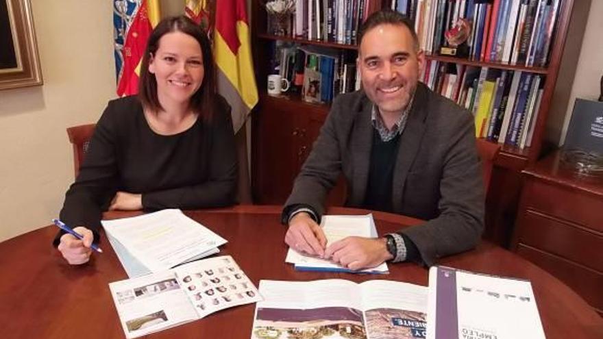 Ana Belén Tello y Rafael Serralta en la firma del acuerdo de gobierno.