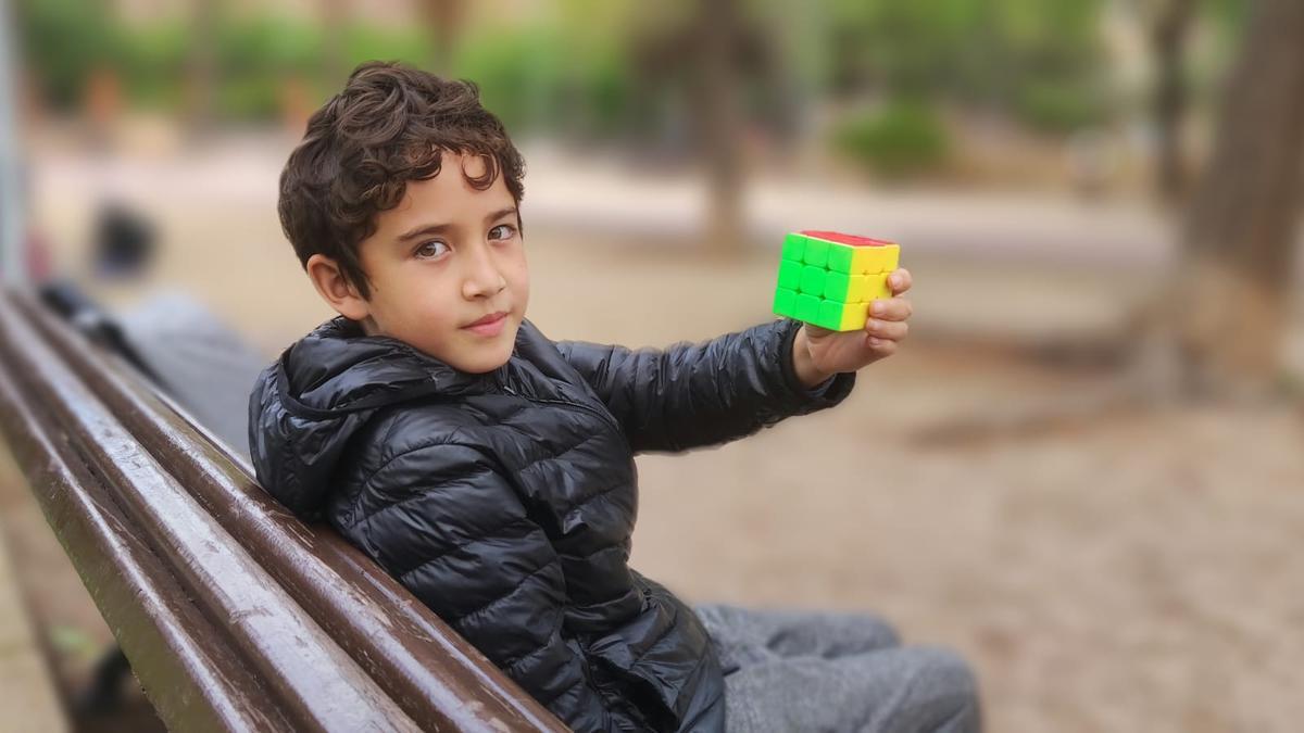 Ximai, un pequeño genio castellonense del cubo de Rubik