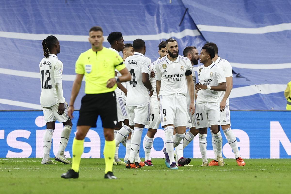 MADRID, 24/05/2023.- Los jugadores del Real Madrid tras conseguir el segundo gol del equipo madridista durante el encuentro correspondiente a la jornada 36 de primera división que han disputado hoy miércoles frente al Rayo Vallecano en el estadio Santiago Bernabéu, en Madrid. EFE / Rodrigo Jiménez.