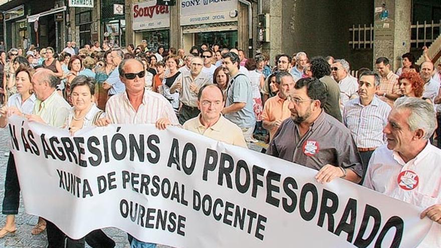 Concentración de protesta contra la agresión que sufrió el ex profesor de Educación Física del colegio Manuel Sueiro. /