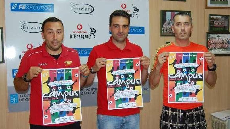 Sito Fernández, Pepín García y Nando Quinteiro con el cartel.