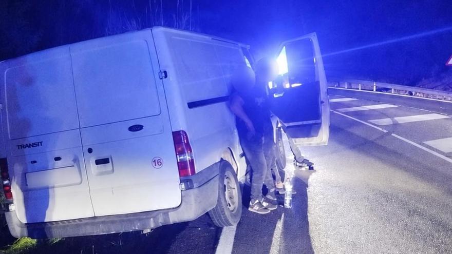 La furgoneta accidentada i els tres ocupants a la GI-550 entre Sant Hilari i Arbúcies.