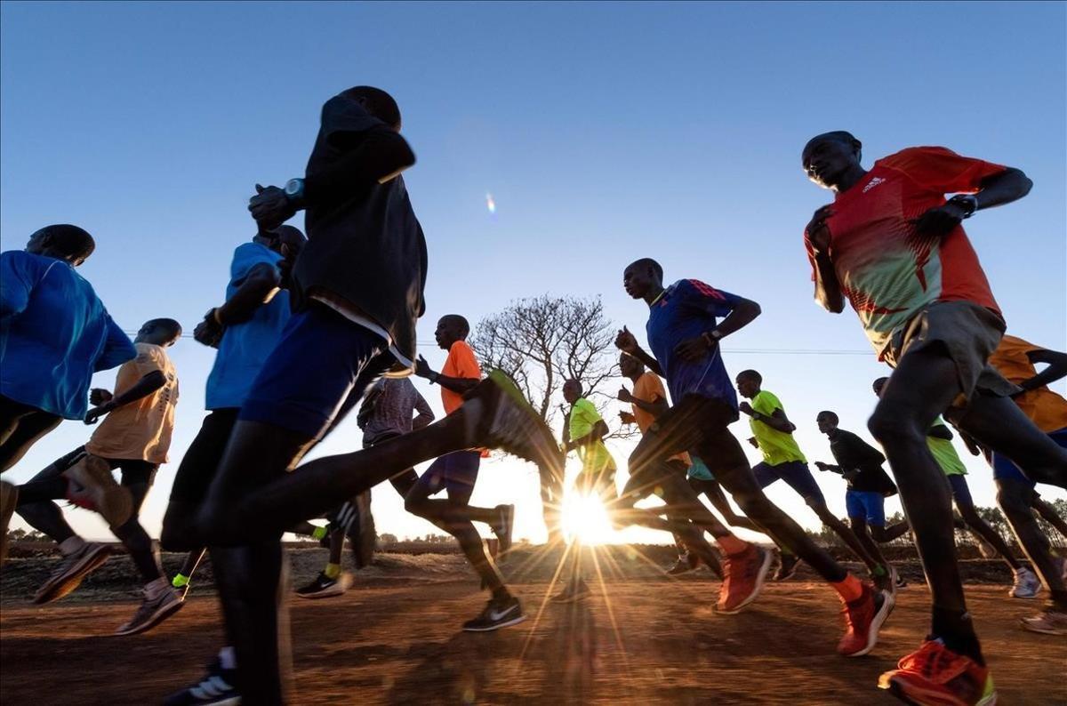 Un grupo de corredores participa en una sesión de entrenamiento en Kapsabet, Kenia.