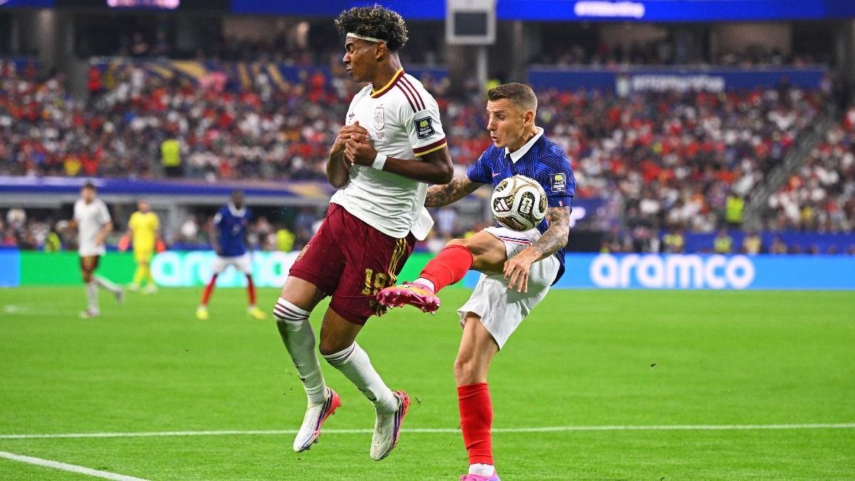 Lucas Digne, en la acción del penalti sobre Lamine Yamal