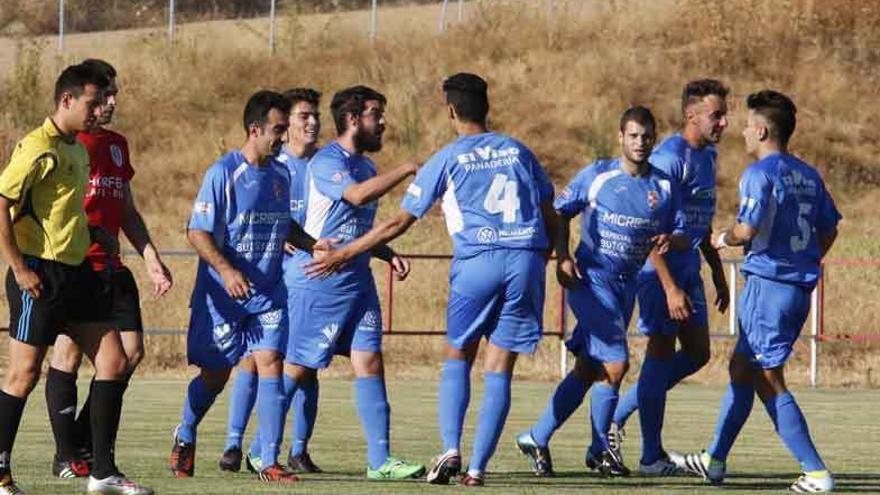 Los jugadores del CD Villaralbo celebran uno de sus goles ayer en Fresno de la Ribera.