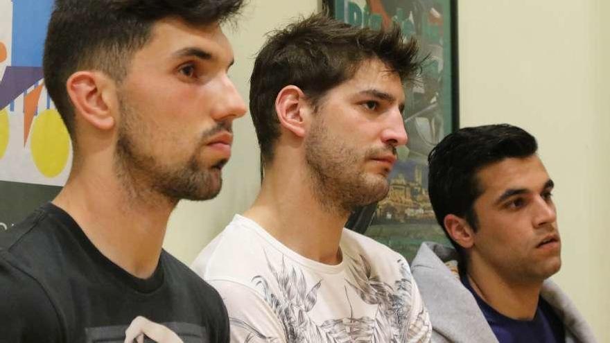 Carlos Ramos, Mmiguel y Dani Hernández, serios, en la última asamblea.