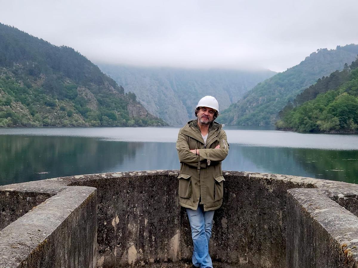 En Santo Estevo do Sil, na Ribeira Sacra, o escritor Pedro Feijoo. Prepara alí a súa nova novela.