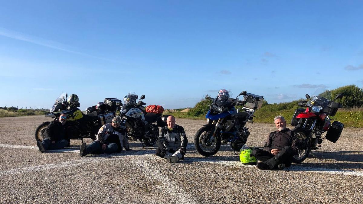 Varios miembros de Nómadas sin Fronteras Vigo, con sus motos.