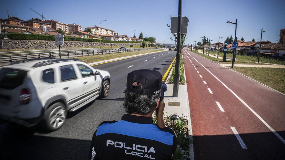 Un policía realiza un control de velocidad al lado del tramo ciclista y peatonal del margen derecho del Bulevar.