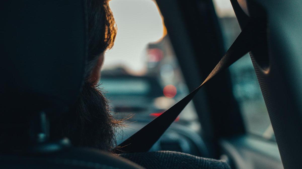 Puedes conducir sin cinturón: la DGT informa sobre las situaciones en que no puede multarte
