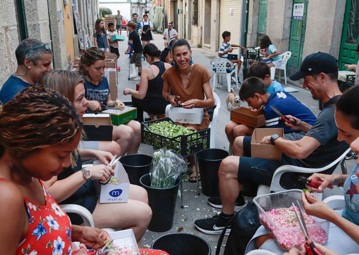Inicio de la confección de las alfombras florales en Redondela. Festa da Coca. 18 junio 2025. Adrián Irago
