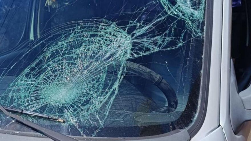 Imagen del coche contra el que impactó el motorista en Llanito Perera.