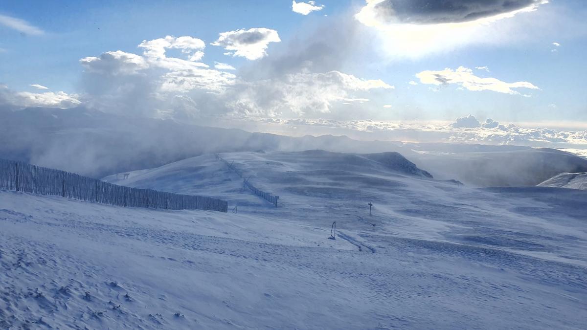 Las pistas de esquí de La Molina, enharinadas por las primeras nevadas, en una vista desde el Niu de l'Àliga