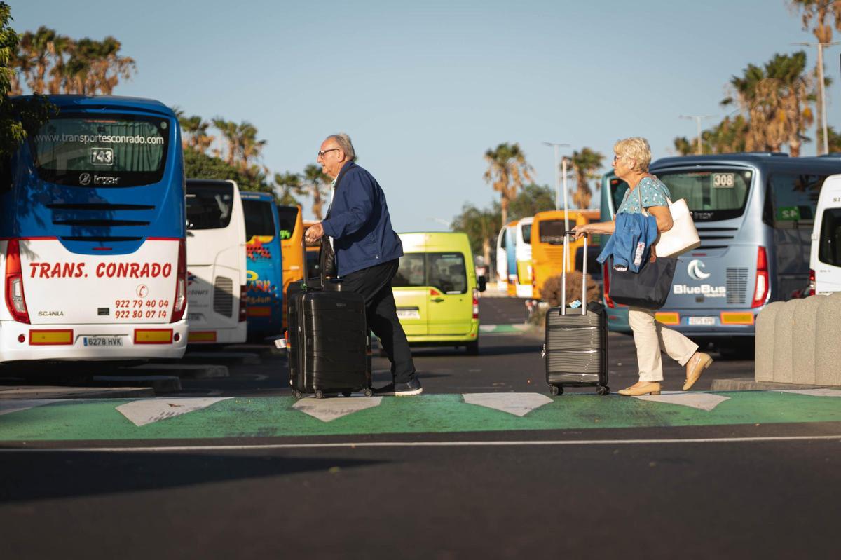 Dos turistas en el aeropuerto de Tenerife Sur.