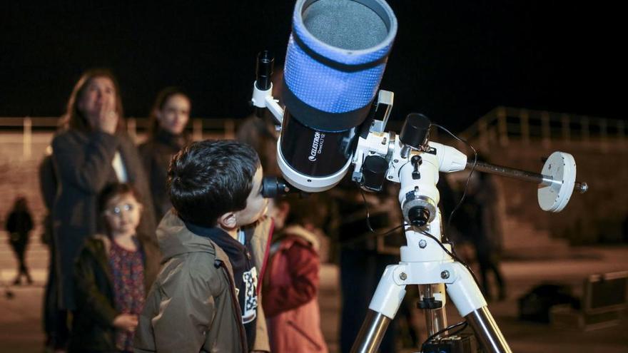 Rafael Montero Fernández, de siete años, observa la luna con un telescopio