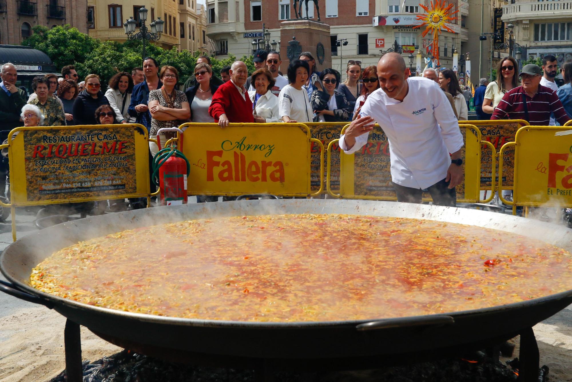 Alicante promociona su imagen en Córdoba con un arroz gigante