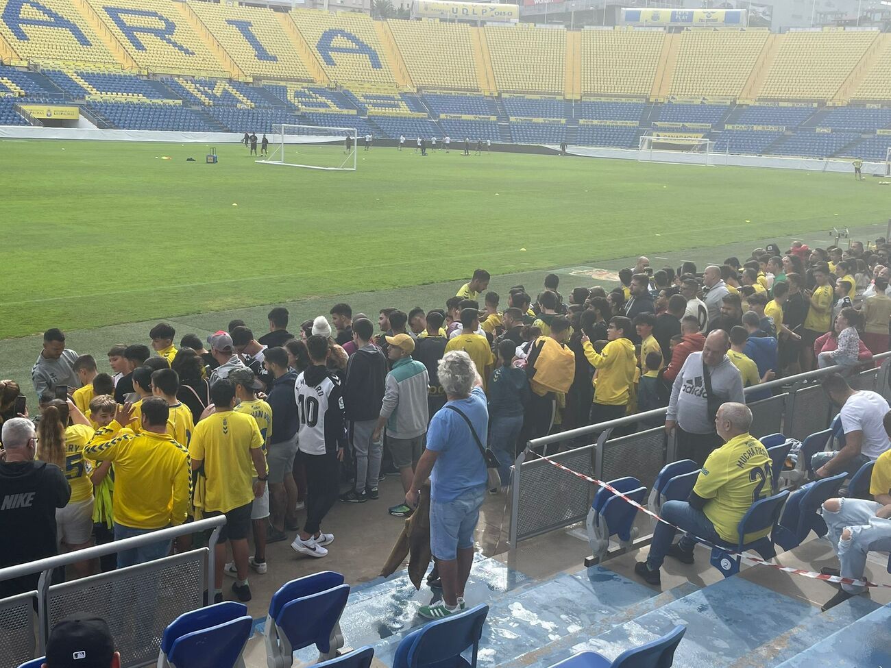 Los aficionados presencian el entrenamiento de la UD Las Palmas