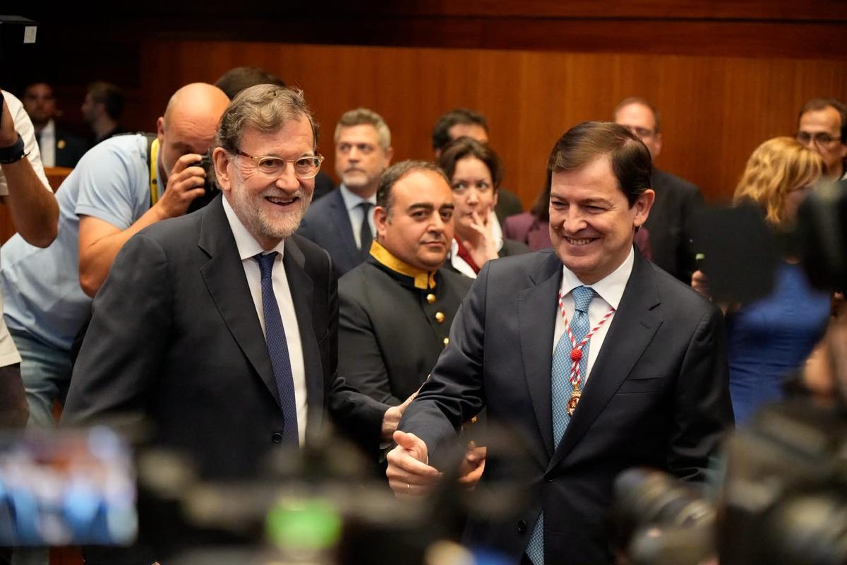 Mañueco ya es presidente de la Junta de Castilla y León (por tercera vez): las imágenes de su toma de posesión