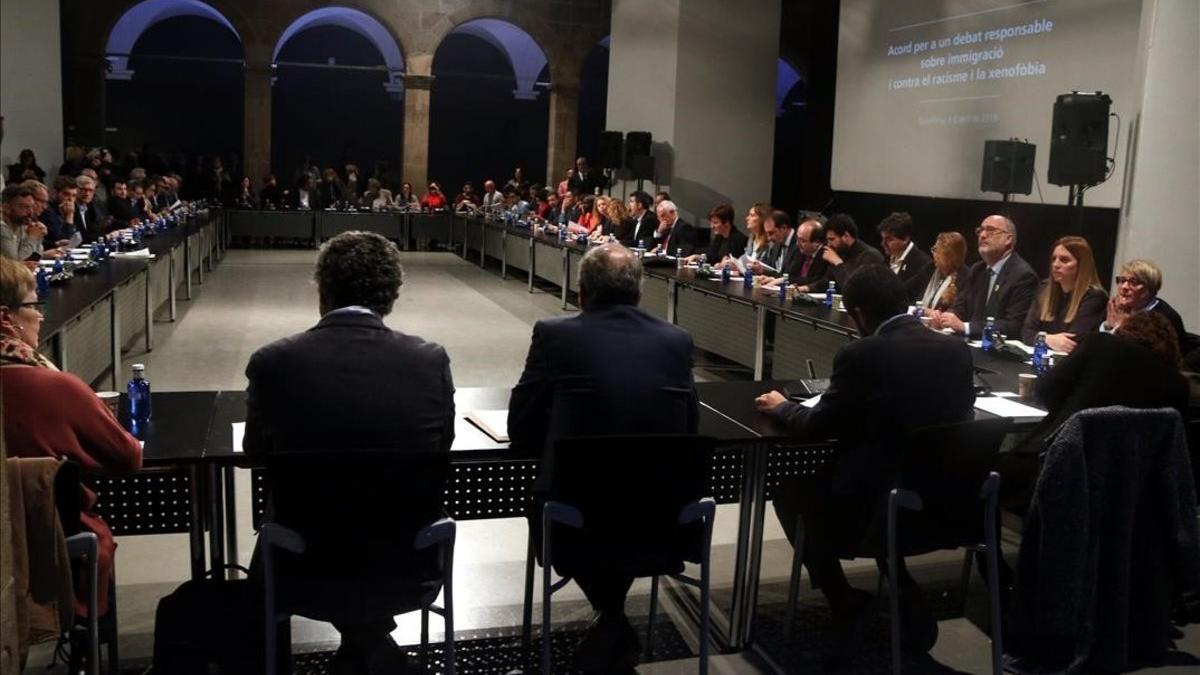 Reunión de la Mesa de partidos y entidades contra el racismo, este lunes, en el Ars Santa Mònica.