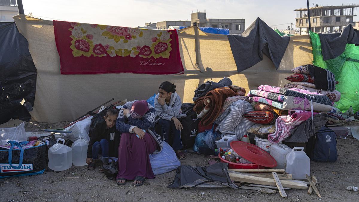 Palestinos desplazados a causa de los bombardeos israelís en la Franja de Gaza se refugian en una tienda de campaña en Rafah
