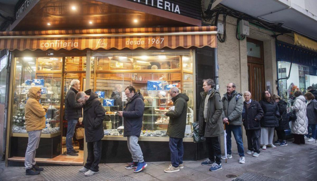 Largas colas este 2 de enero en la confitería Flory. |  Casteleiro