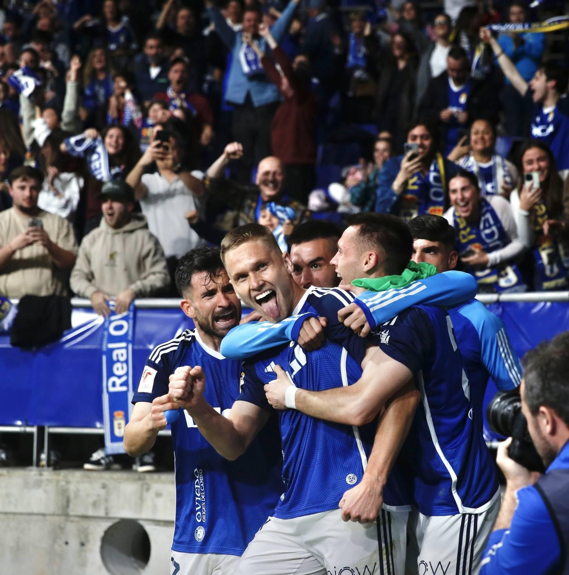 EN IMÁGENES: Partido y ambientazo del Real Oviedo-Racing de Santander disputado en el Tartiere