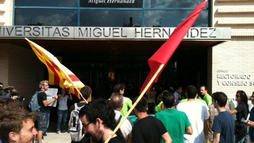 Fabra tiene que huir de los manifestantes frente a la UMH