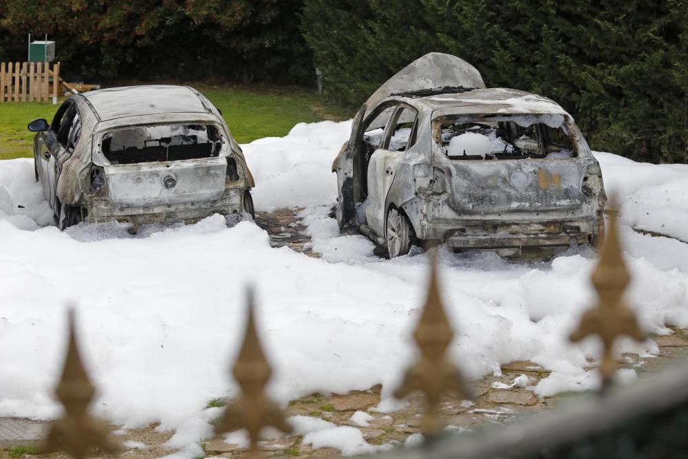 Cremen quatre vehicles en un mas de Parlavà