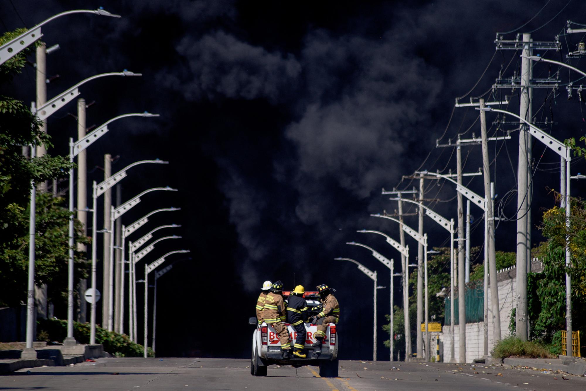 Incendio en un depósito de la compañía petrolera Bravo Petroleum, en Barranquilla.