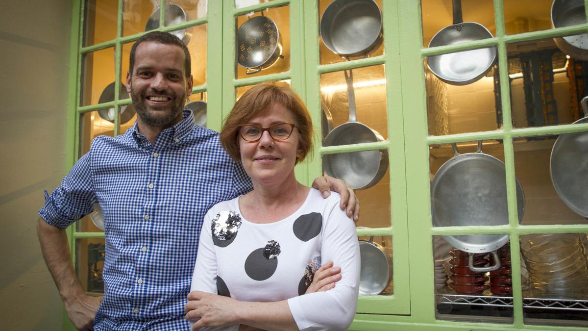 Albert Costa, enólogo de Vall Llach, bodega de Lluís Llach, y la periodista Mariona Anglès, pareja de Antoni Bassas, en El Tros-Vall Llach.