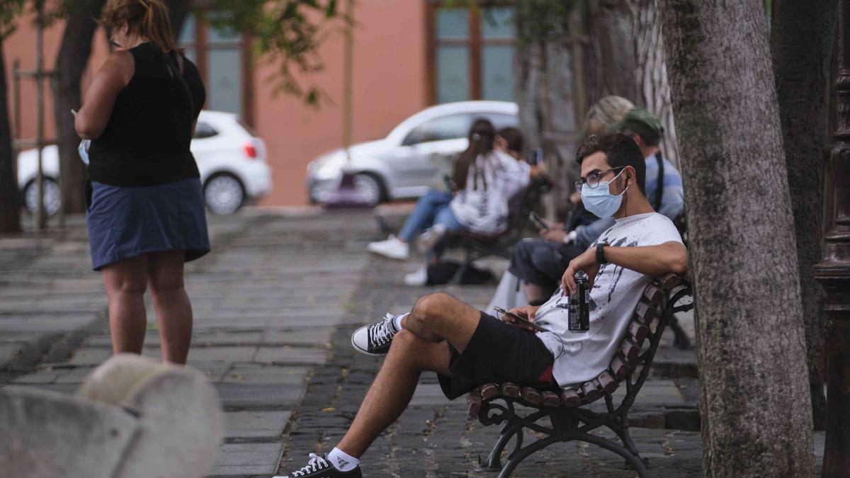 Un chico con mascarilla en La Laguna.