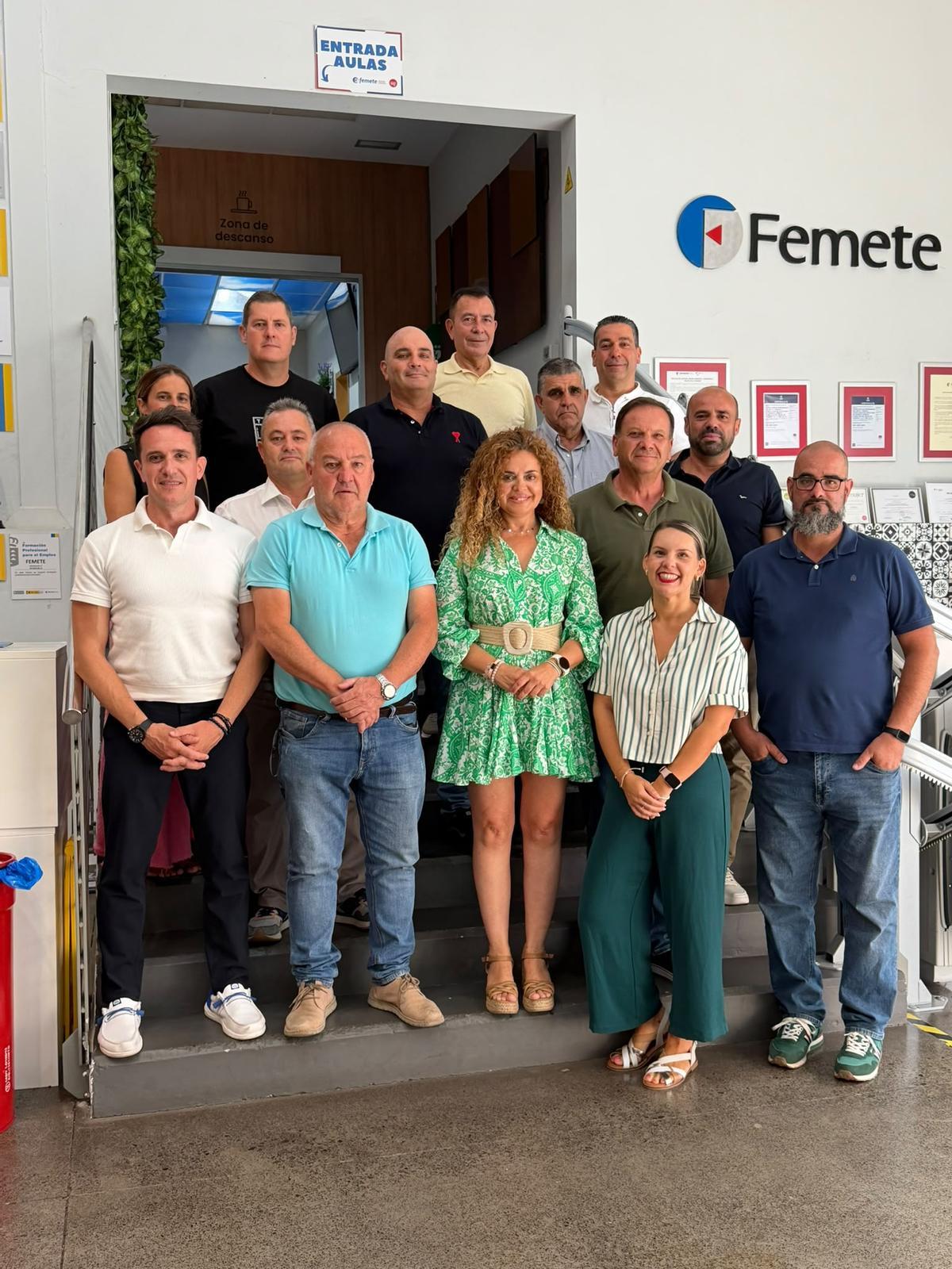 La nueva presidenta de Asinelte, con los participantes en la Asamblea