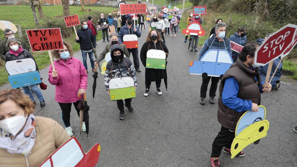 Más de un centenar de vecinos claman contra la ITV en Granda: &quot;Será un caos&quot;