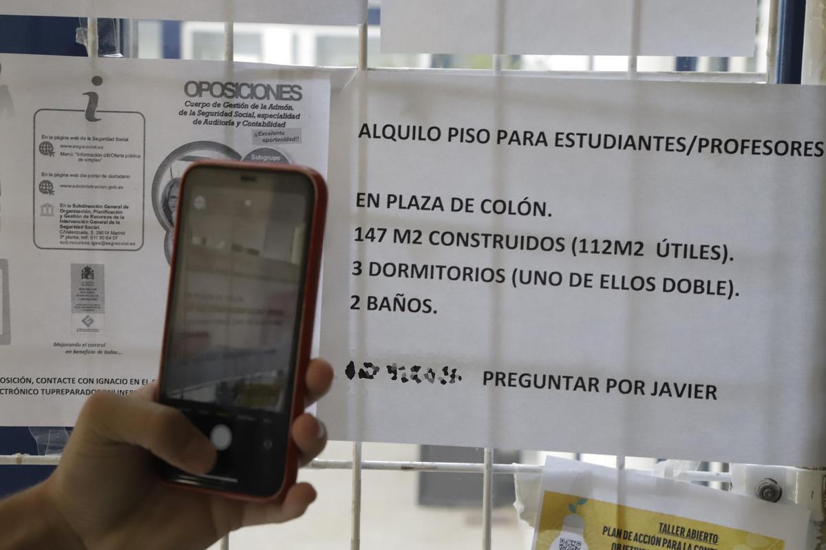 Una persona hace una fotografía a un piso para estudiantes en Córdoba.