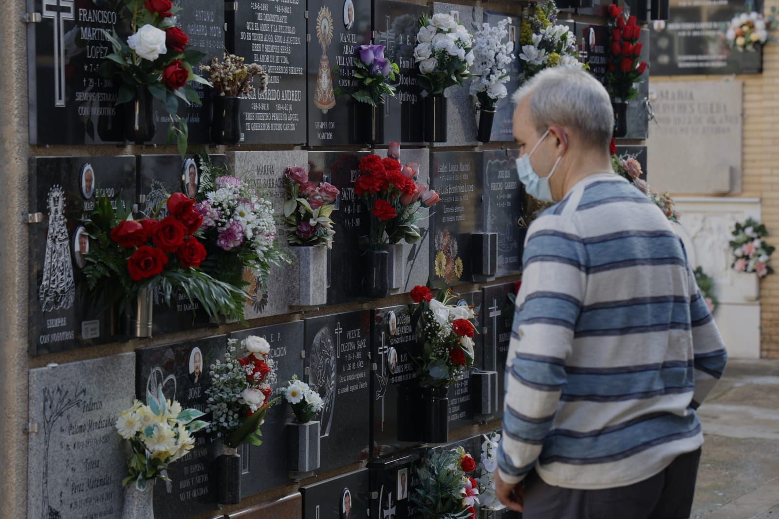 Lleno en los cementerios para honrar a los difuntos el Día de Todos los Santos