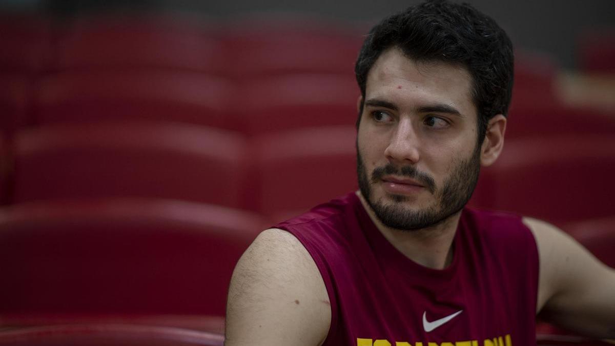 Álex Abrines, alero del Barça, posa para El Periódico de Cataluña en el Palau.