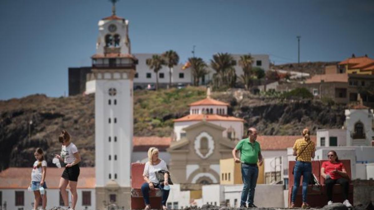 Varios tinerfeños disfrutan ayer de un paseo por los alrededores de la Basílica de la Candelaria.
