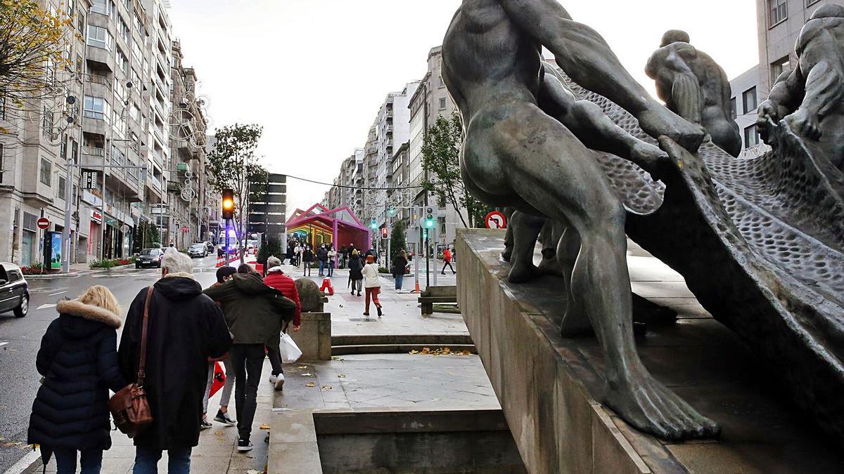 Peatones en el 
centro de Gran Vía, junto a 
Los Rederos. |   // MARTA G. BREA