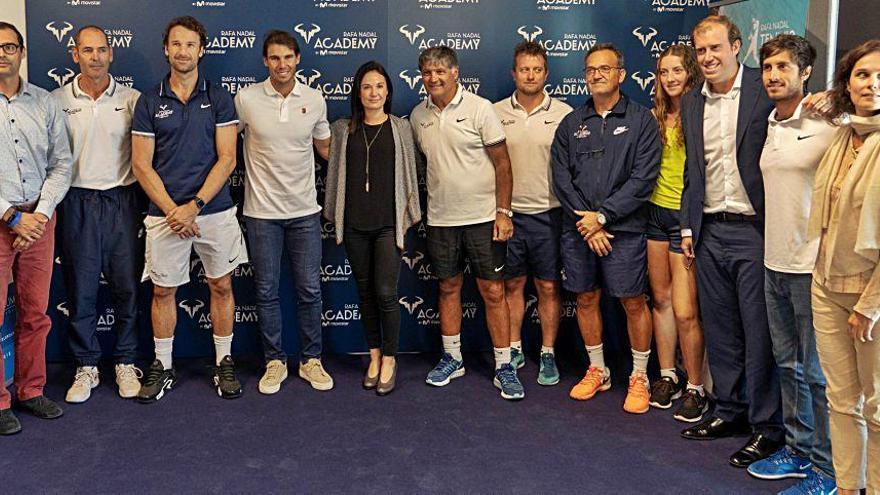 Foto de familia de Rafel Nadal junto a los responsables de las distintas áreas de su academia en la conmemoración del segundo aniversario.