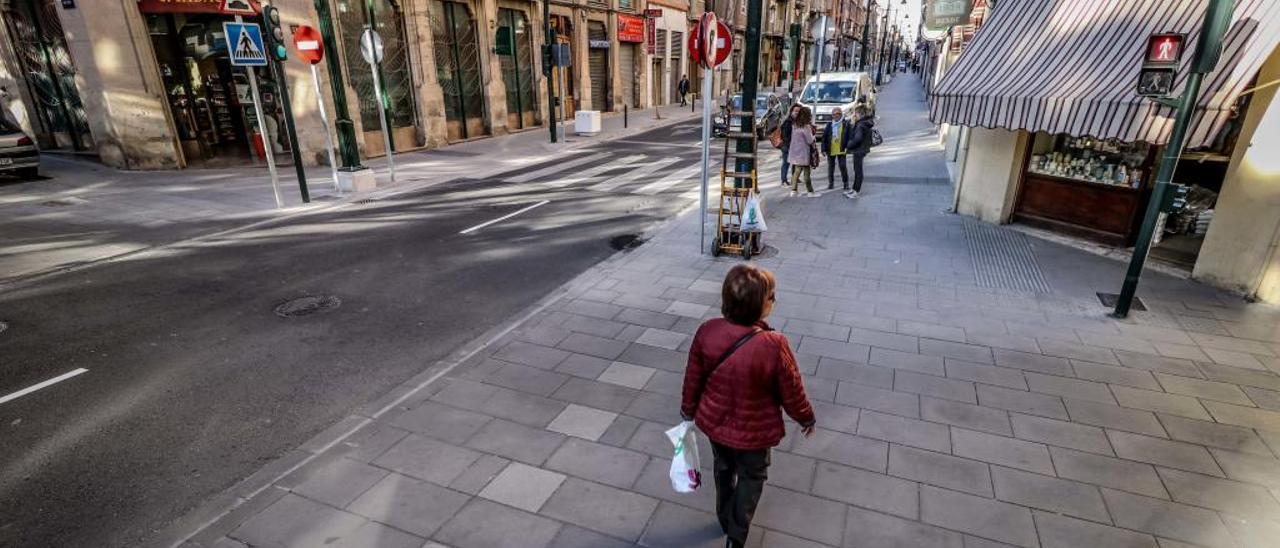 Alcoy introducirá cambios en la calle Entenza ante las quejas vecinales de falta de seguridad