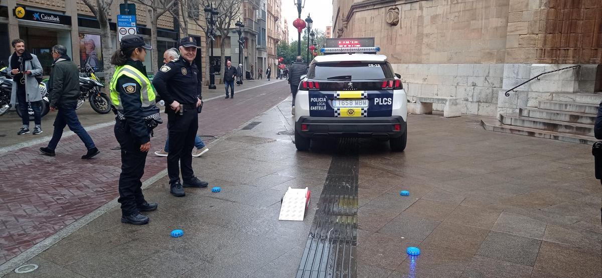 Sistema preparado para controlar la velocidad de los patinetes, este viernes, en la calle Colón.