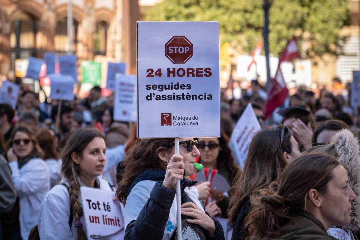 Huelga médica en Cataluña. Médicos de Cataluña organiza el Carnaval de los Privilegios, una rúa reivindicativa del colectivo sanitario que “mejor vive