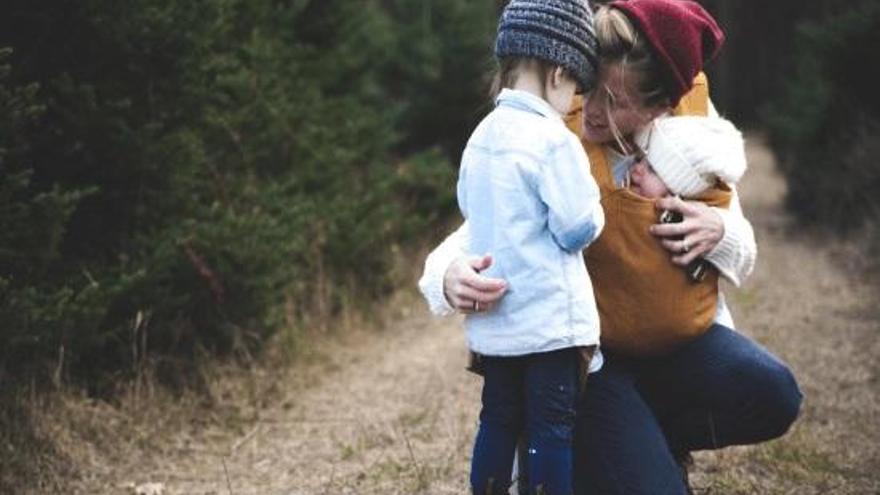 Una madre con sus hijos.