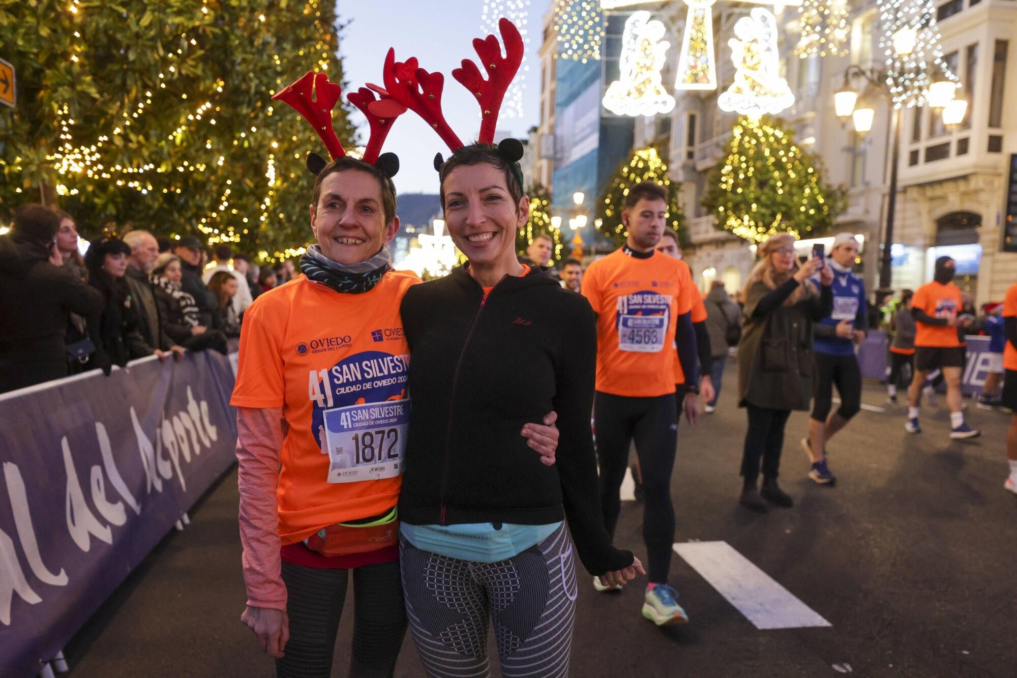 EN IMÁGENES: Alejandro Onís y Mariam Benkert saltan del segundo al primer puesto en la San Silvestre de Oviedo