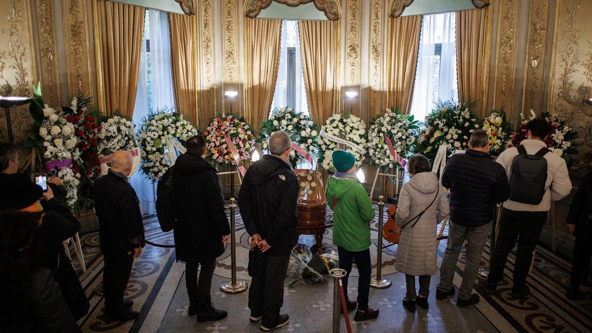 Varias personas visitan la capilla ardiente del cantautor y guitarrista cubano Pablo Milanés.