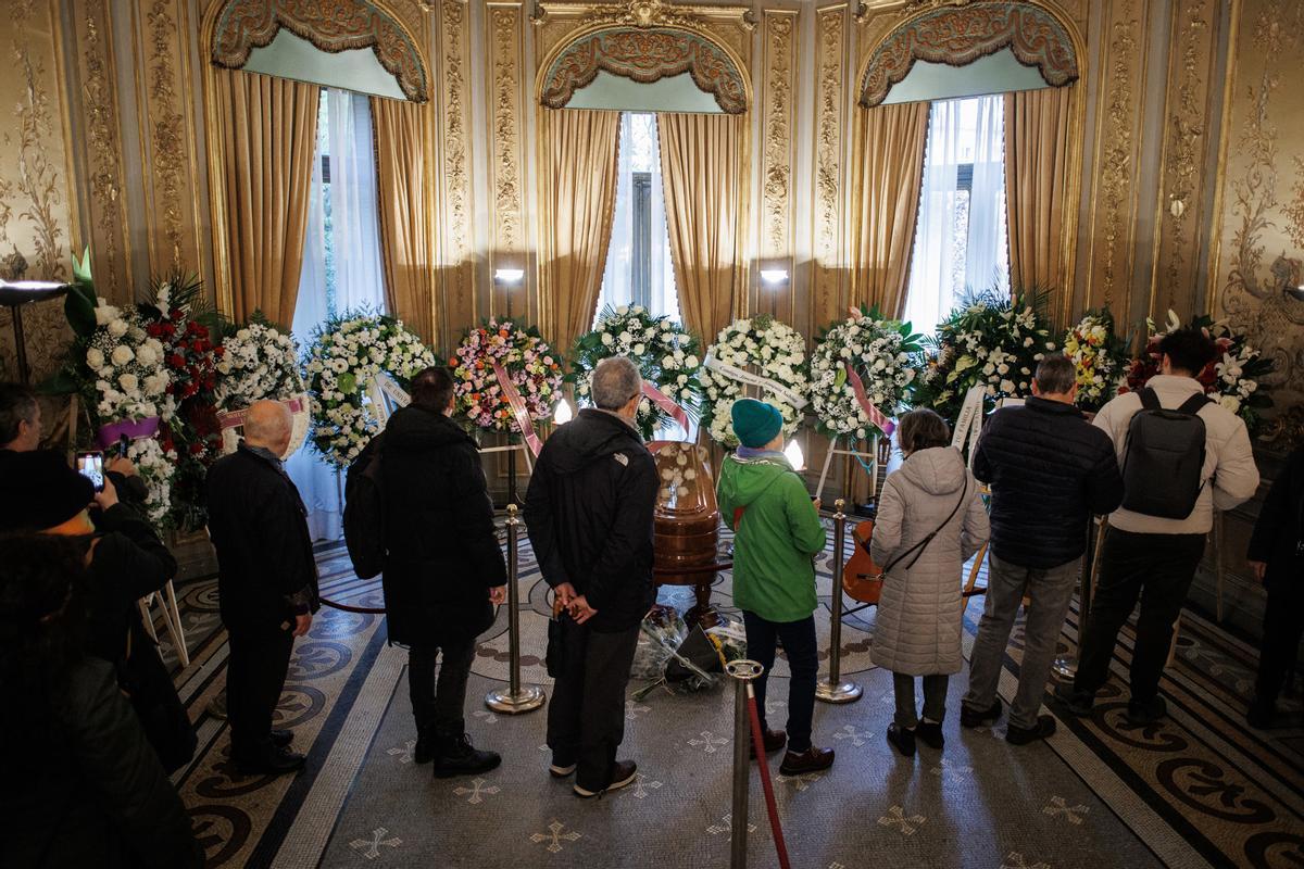 Familiares, amigos y admiradores de Pablo Milanés dan su último adiós este miércoles en la Casa de América de Madrid al cantautor y guitarrista cubano fallecido el 22 de noviembre en la capital, tras permanecer hospitalizado por una enfermedad oncohematológica. (Fuente: Europa Press/Pablo Milanés)