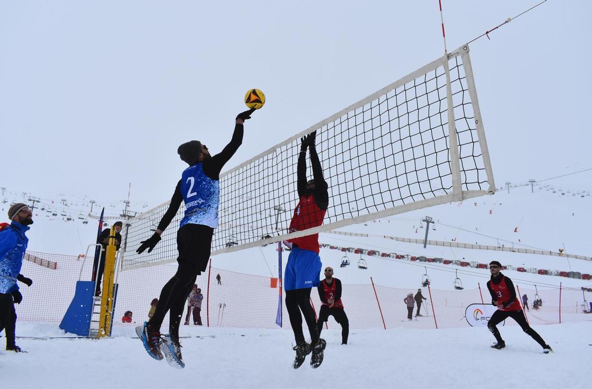 Un instante del segundo Campeonato de Catalunya de vóley nieve en Boí Taüll.