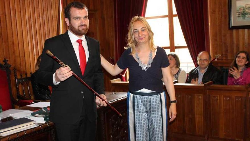 Iván Allende, recibiendo el bastón de mando de Carmen Barrera.