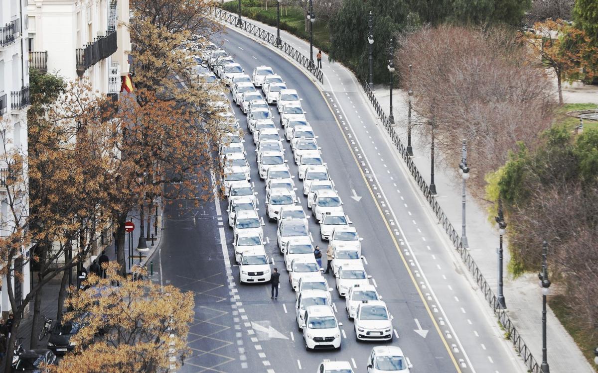 ECONOMÍA/// huelga de taxis. Panorámica. protestas laborales. huega de taxistas. el sector del taxi colapsa la ciudad. atascos de tráfico