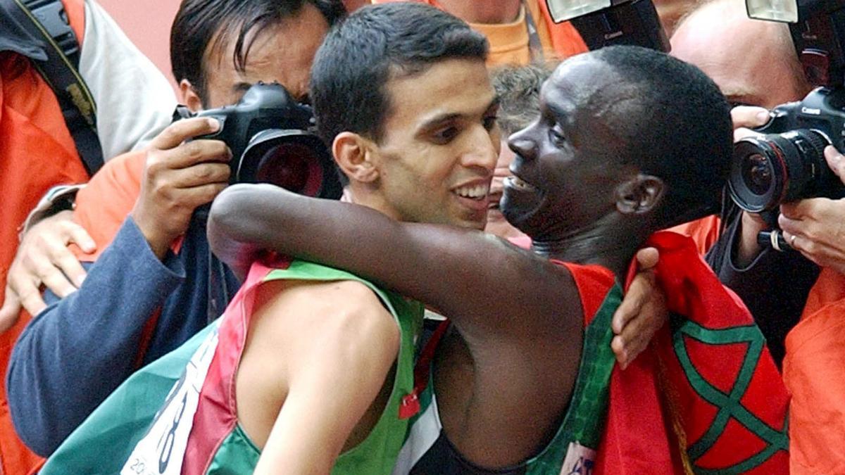 Kipchoge, felicitado por El Guerrouj en 2003 tras su oro mundial en París